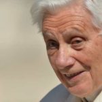 Un misterioso avión sobrevuela Roma con el mensaje “Benedicto XVI nunca ha abdicado” y esto se sabe