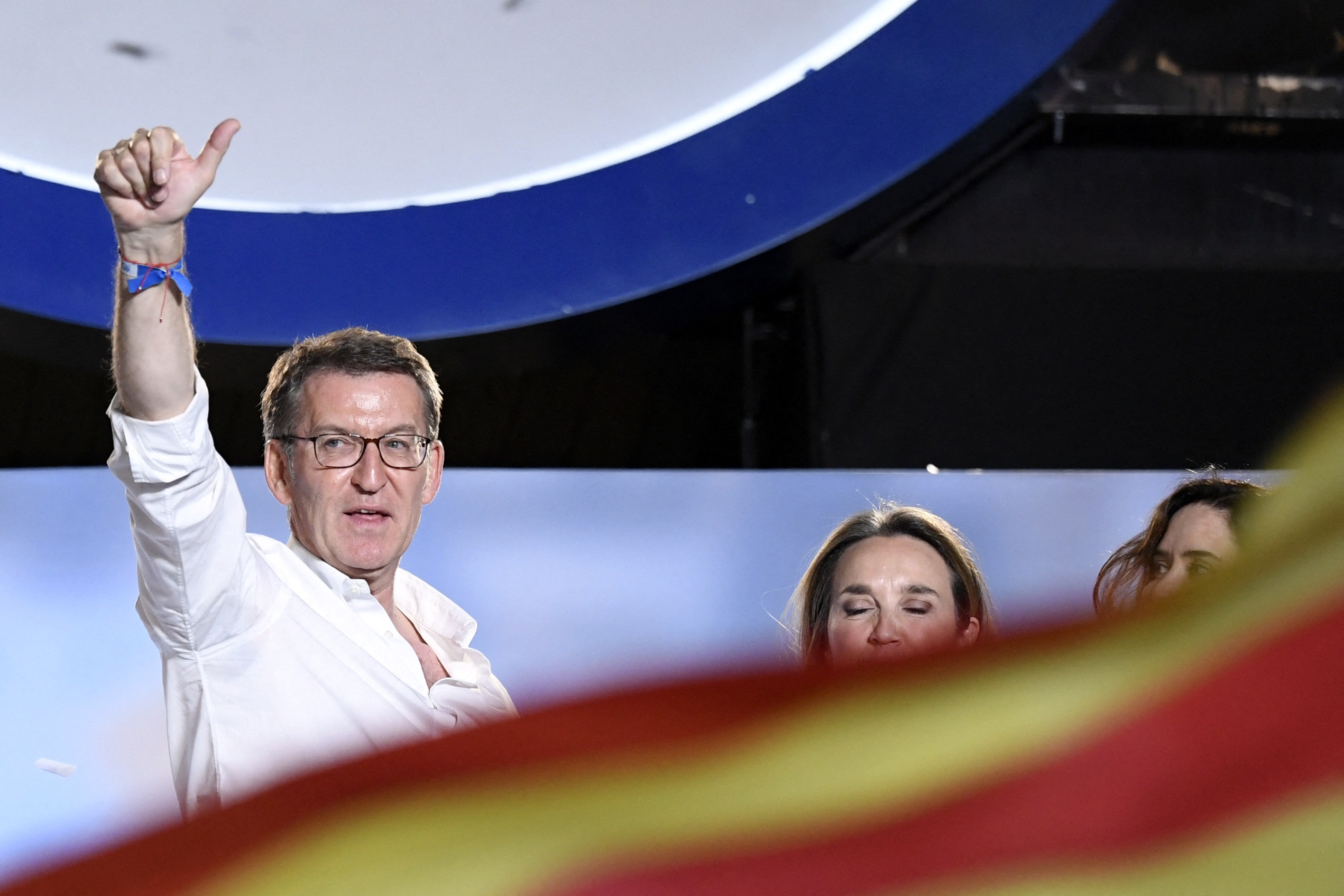 La derecha gana a los socialistas en votaciones en España, pero no alcanza mayoría para gobernar