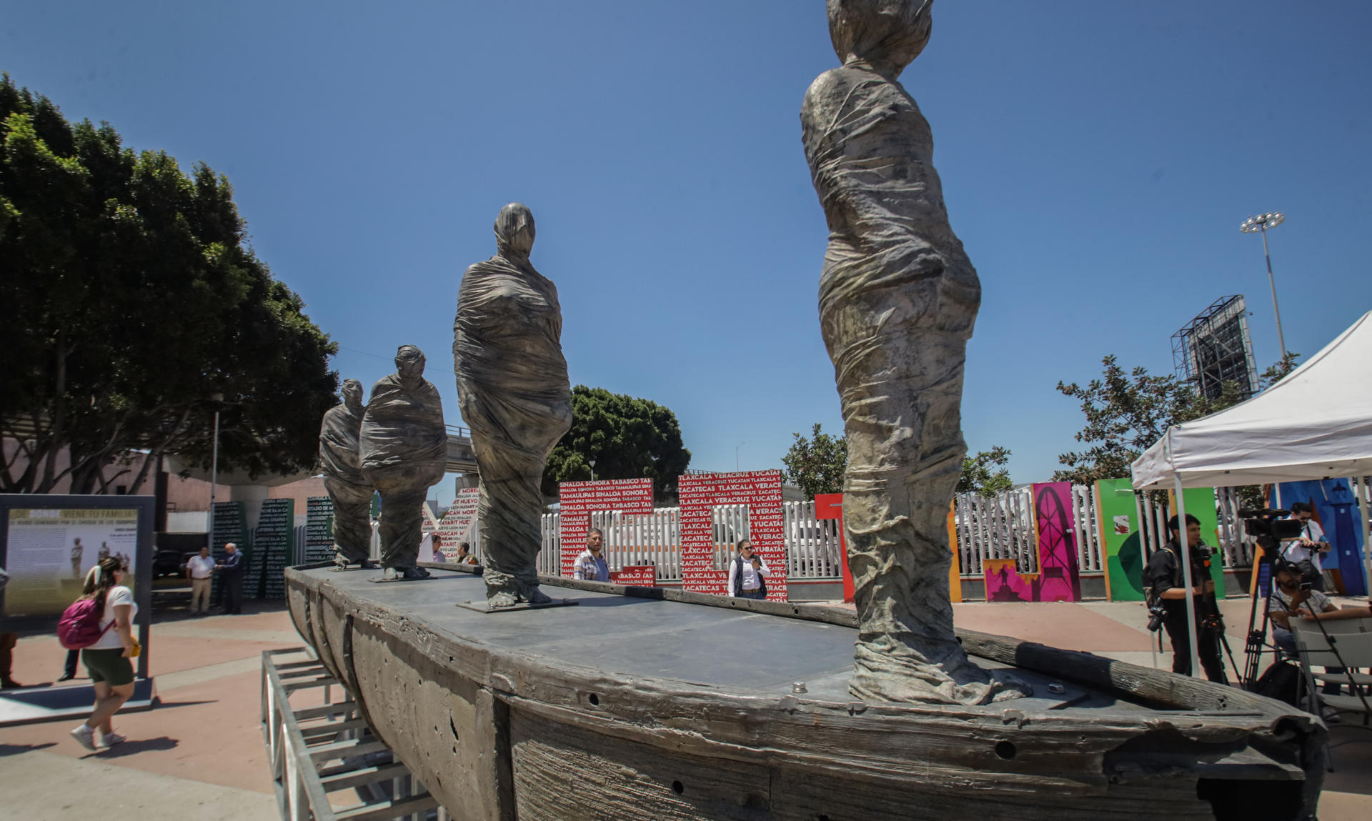 La escultura de cuatro migrantes en una balsa reivindica derechos en la frontera de México