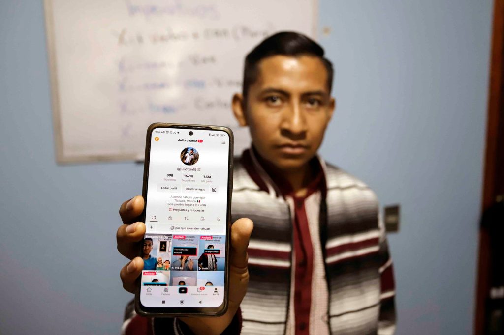 Un profesor mexicano rescata el idioma indígena náhuatl en TikTok