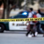Aparecen tres maletas con restos humanos en la costa de Florida y policía indica que pertenecen a una mujer posiblemente hispana