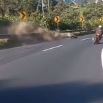 Video: Cómo sobrevivió un motorista a la fuerte colisión contra arriate central en la ruta Interamericana
