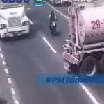 Video muestra el peligro en el que estuvo motorista al intentar rebasar tráiler en Amatitlán
