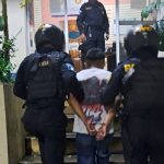 Video: esto se sabe del incidente donde un PNC resultó herido en un operativo en Izabal, en donde se ubicó a un hombre con orden de captura