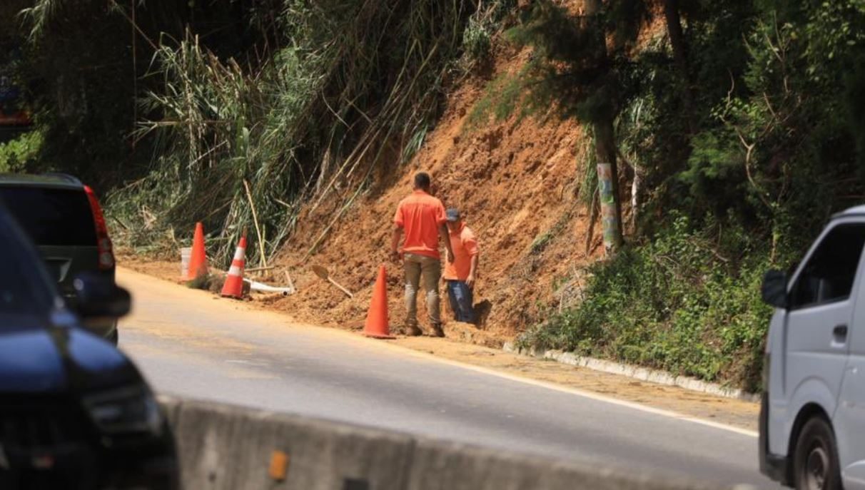 DERRUMBE EN EL KM 12 A EL SALVADOR