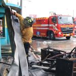 Cierran paso vehicular en la 36 calle y avenida Bolívar por incendio que consumió mueblería