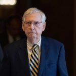 Mitch McConnell, líder republicano en el Senado de EE. UU., vuelve a quedarse paralizado por segunda vez en un mes
