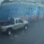 Video capta cuando la pared de una vivienda colapsa y cae sobre un vehículo en Retalhuleu