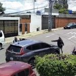 Video capta el momento en que asaltantes le roban el vehículos a dos personas en la zona 13