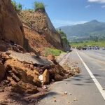 Mantienen cerrados los tres carriles al Occidente en el Libramiento de Chimaltenango, debido a riesgo de más derrumbes