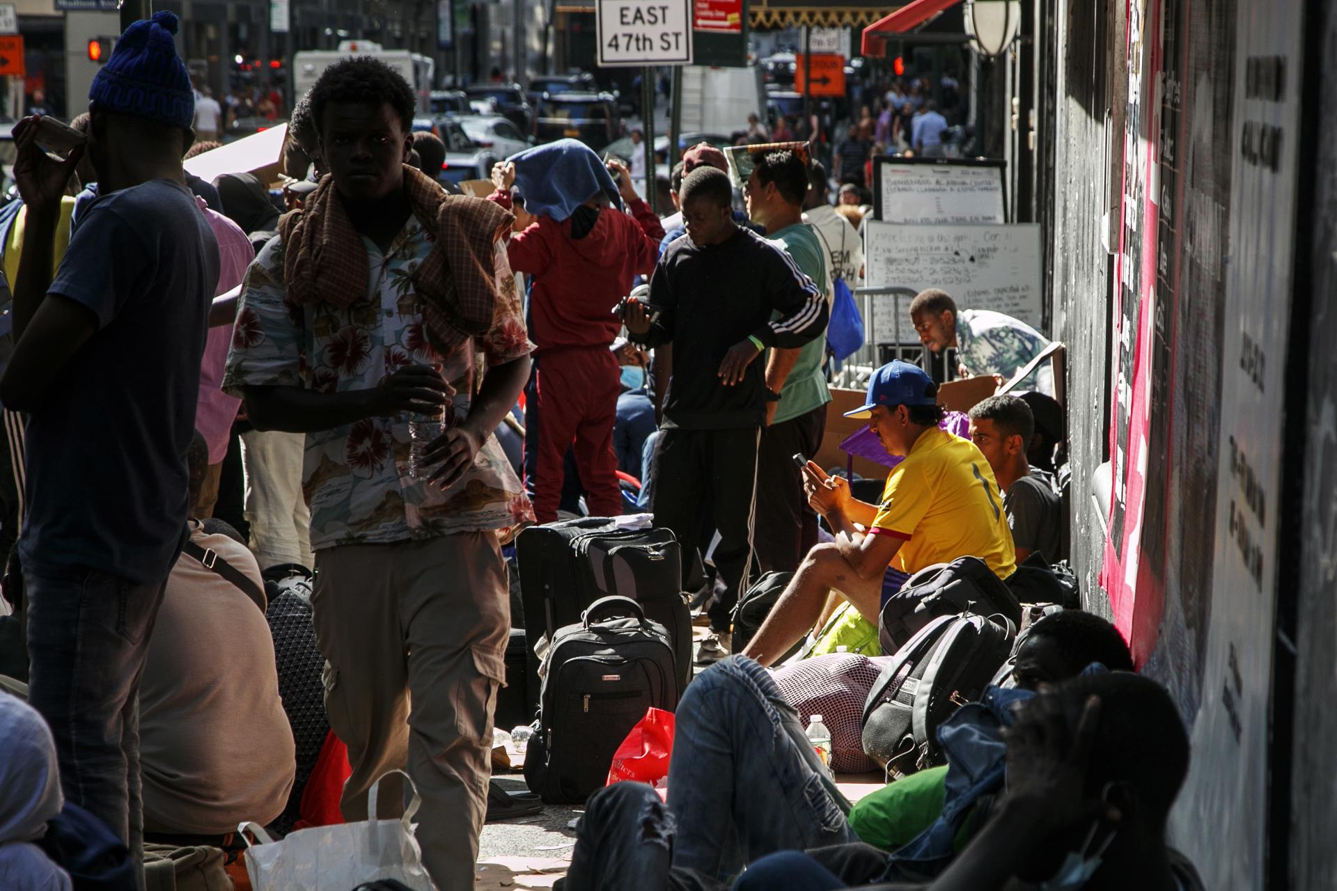 Nueva York contrata camiones con duchas para migrantes