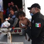 México halla a 231 migrantes de Guatemala y El Salvador hacinados en un camión