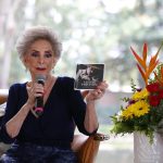 Vicente Fernández “sigue vivo” y da su voz a 20 canciones en un nuevo disco póstumo