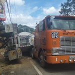 Tráiler vuelca en el descenso de San Lucas a San Cristóbal