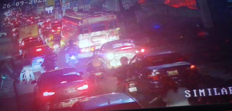 Reportan hundimiento en Boca del Monte que complica el tránsito vehicular
