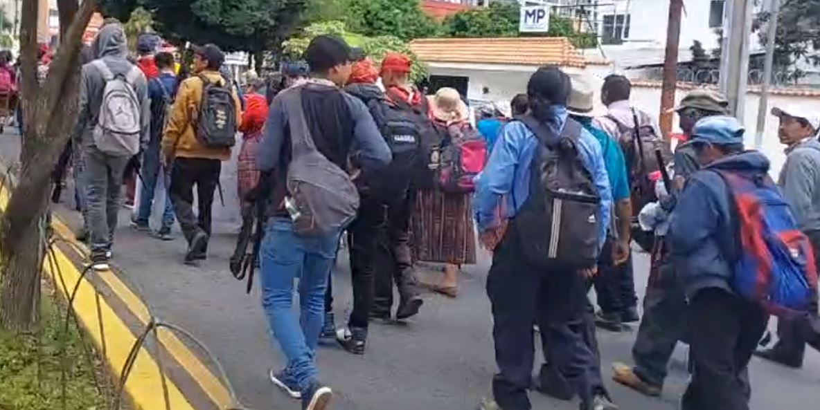 Representantes de los 48 Cantones de Totonicapán manifiestan en la capital para pedir la renuncia de la fiscal Consuelo Porras