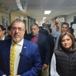 Bernardo Arévalo presenta amparo para exigir fin de persecución del MP