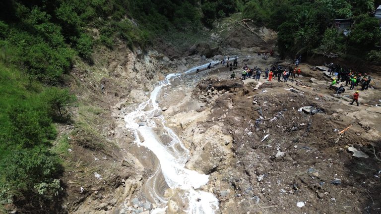 Qué fue lo que provocó la correntada que arrasó seis viviendas bajo el puente El Naranjo