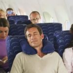 Qué puedes hacer para dormir mejor en un vuelo de larga distancia, según una experta en salud del sueño
