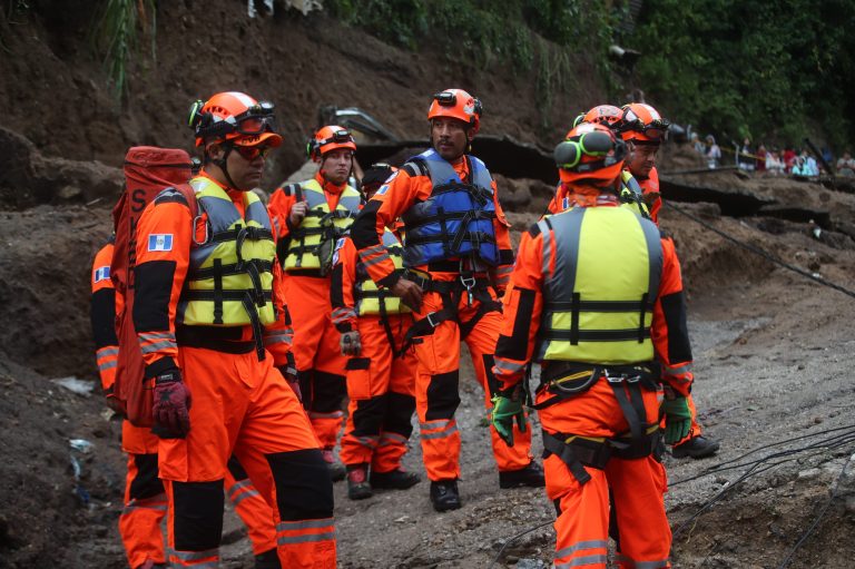 Trabajadores mientras llevan a cabo trabajos de búsqueda en el asentamiento Dios es fiel, bajo el puente Naranjo.
