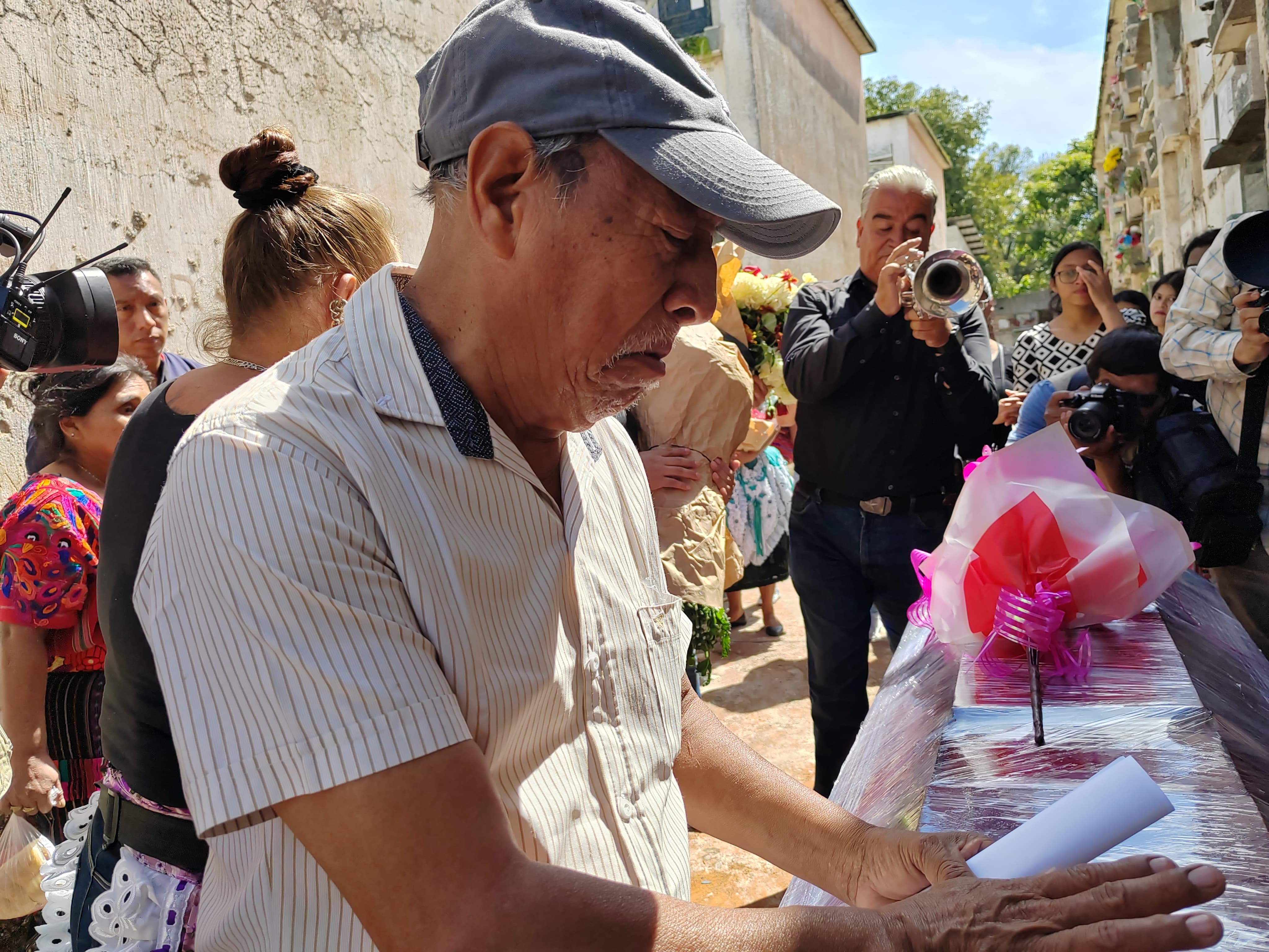 “Le pido a Dios que le de un abrazo”: así le dieron el último adiós a Karla de Paz, víctima de la tragedia bajo el puente El Naranjo