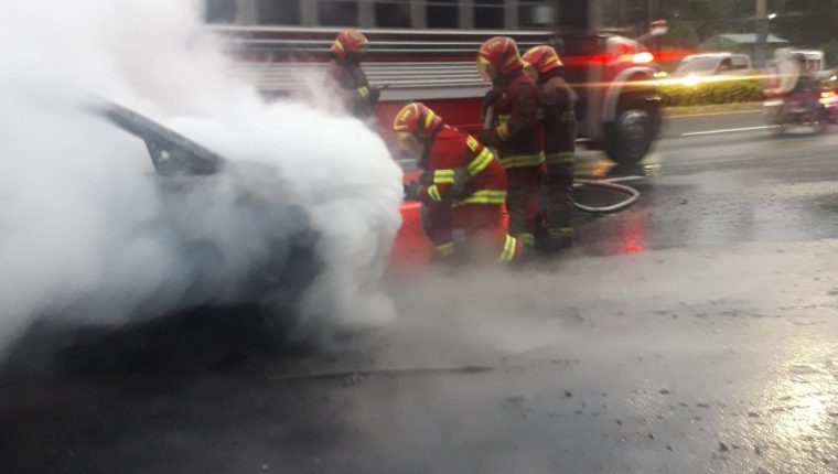 Bomberos Municipales sofocan el incendio de un vehículo en el km 14.5 de la ruta al Pacífico. (Foto Prensa Libre: Bomberos Municipales)