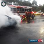 IMÁGENES: Cierran carriles en ruta al Pacífico por vehículo incendiado