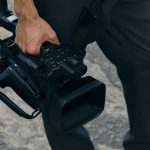 Captan el momento en que un hombre agrede sexualmente a una reportera española que estaba en una cobertura en vivo
