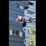 Bomberos rescatan a un hombre que pretendía lanzarse de edificio en la zona 13