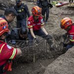 Vecinos llegan al Inacif para identificar cuerpos de víctimas de la tragedia del puente El Naranjo