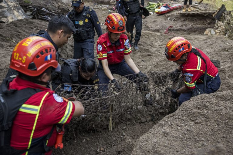 Vecinos llegan al Inacif para identificar cuerpos de víctimas de la tragedia del puente El Naranjo