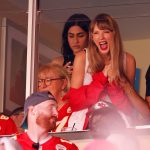Taylow Swift asiste al juego de los Kansas City Chiefs y aumentan los rumores de un romance con Travis Kelce