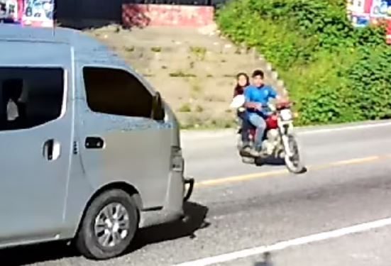 Tres personas son embestidas por un microbús en Baja Verapaz