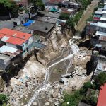 Piden a vecinos evacuación en sectores de San Miguel Petapa, en donde un río ha destruido más de 50 casas