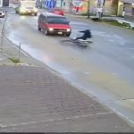 Video: impactantes imágenes revelan el momento en que un motorista quedó atrapado bajo una camioneta tras perder el control