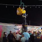 Rescatan a cuatro personas luego que el teleférico de la feria de Jalapa tuvo desperfectos mecánicos y se desplomó