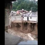 Imágenes: El momento en que viviendas sucumben ante la crecida del río Platanitos, en San Miguel Petapa