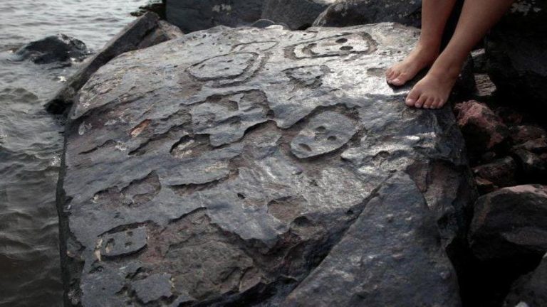 Las intrigantes caras talladas en rocas hace más de 1.000 años que ahora son visibles por la grave sequía del Amazonas