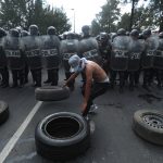 Fotos y videos: tensión en El Periférico en intento de antimotines por desalojar a manifestantes