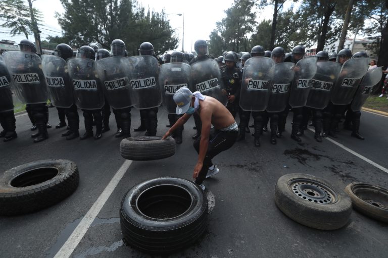 Fotos y videos: tensión en El Periférico en intento de antimotines por desalojar a manifestantes