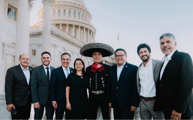 Alejandro Fernández fue condecorado por el Congreso de Estados Unidos