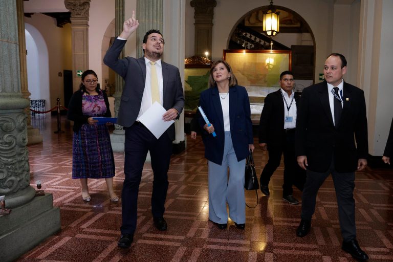 Karin Herrera se reúne con representantes de Comisión de Transición del gobierno actual