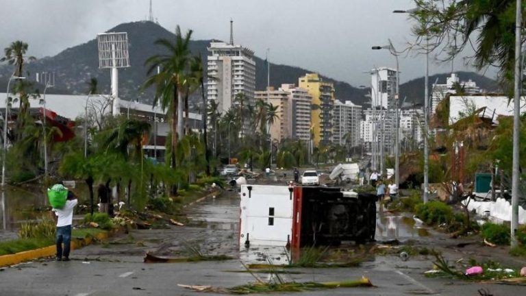 La enorme devastación que dejó el huracán Otis a su paso por la ciudad mexicana de Acapulco como tormenta de categoría 5