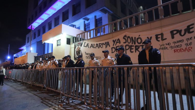 Agentes de la PNC hace valla en la entrada al MP, en el barrio Gerona, zona 1 de la capital. (Foto Prensa Libre: Esbin García)
