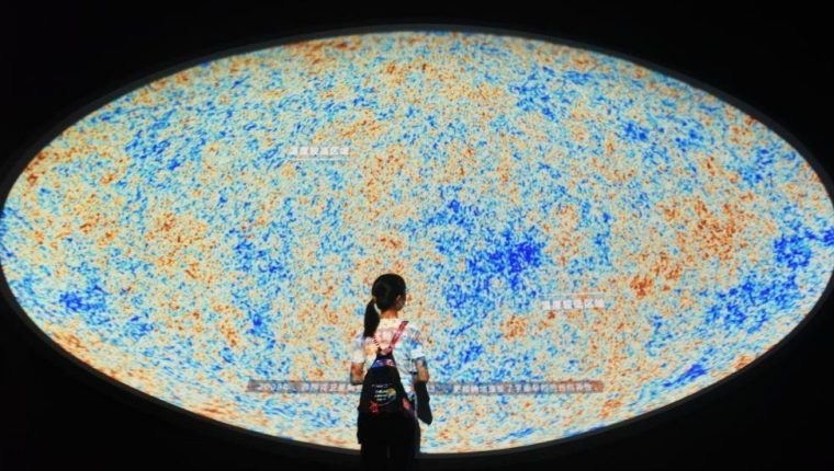 Una imagen de la radiación de fondo de microondas en el planetario de Shanghai, China. (GETTY IMAGES)