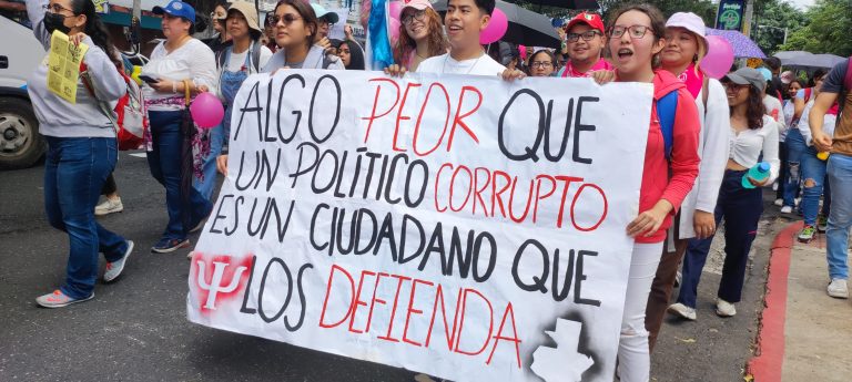 Universitarios se unen a protestas ciudadanas y exigen la renuncia de Consuelo Porras