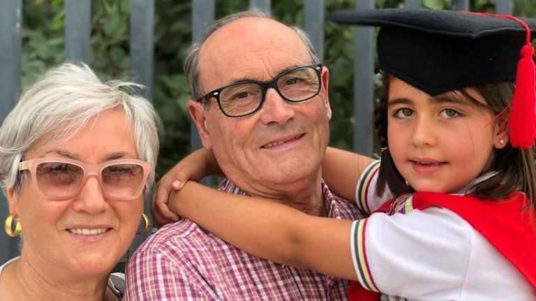 “Hay una diferencia entre cuidar a los nietos de manera puntual y ser la cuidadora principal”: los abuelos que no quieren vivir esclavizados