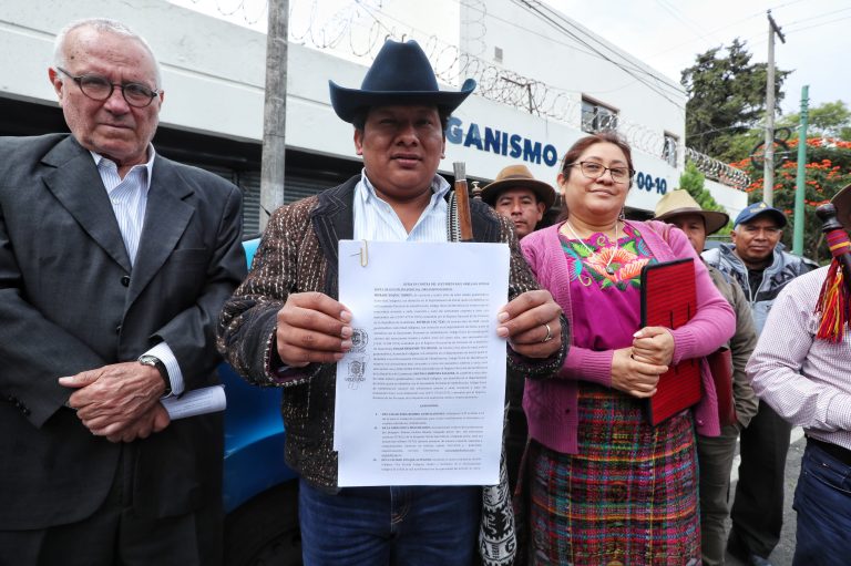 Autoridades ancestrales denuncian a Consuelo Porras, Fredy Orellana, Rafael Curruchiche, Cinthia Monterroso y secretarios de partidos