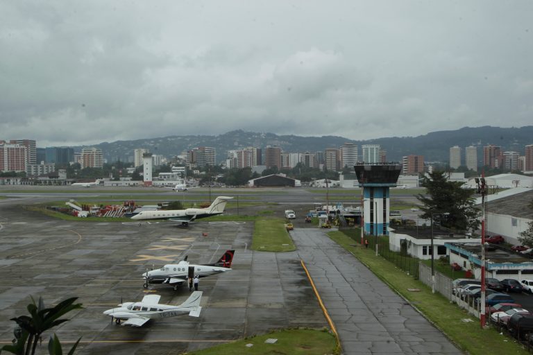 Preocupación por posible escasez de combustible para aviones en aeropuerto La Aurora