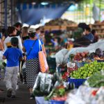 Varias personas hacen sus compras en mercados de Guatemala ante el anuncio de cierres de comercios